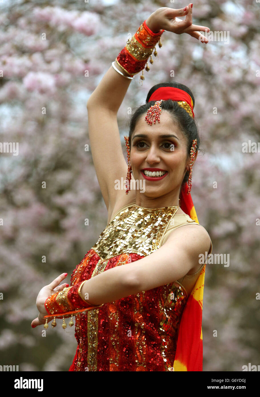 Pooja Berman, danseuse de Bollywood, à l'occasion du lancement de Glasgow Mela, le plus grand festival multiculturel d'Écosse qui se tient au parc Kelvingrove de la ville pour sa 24e année consécutive du 7 au 8 juin. Banque D'Images