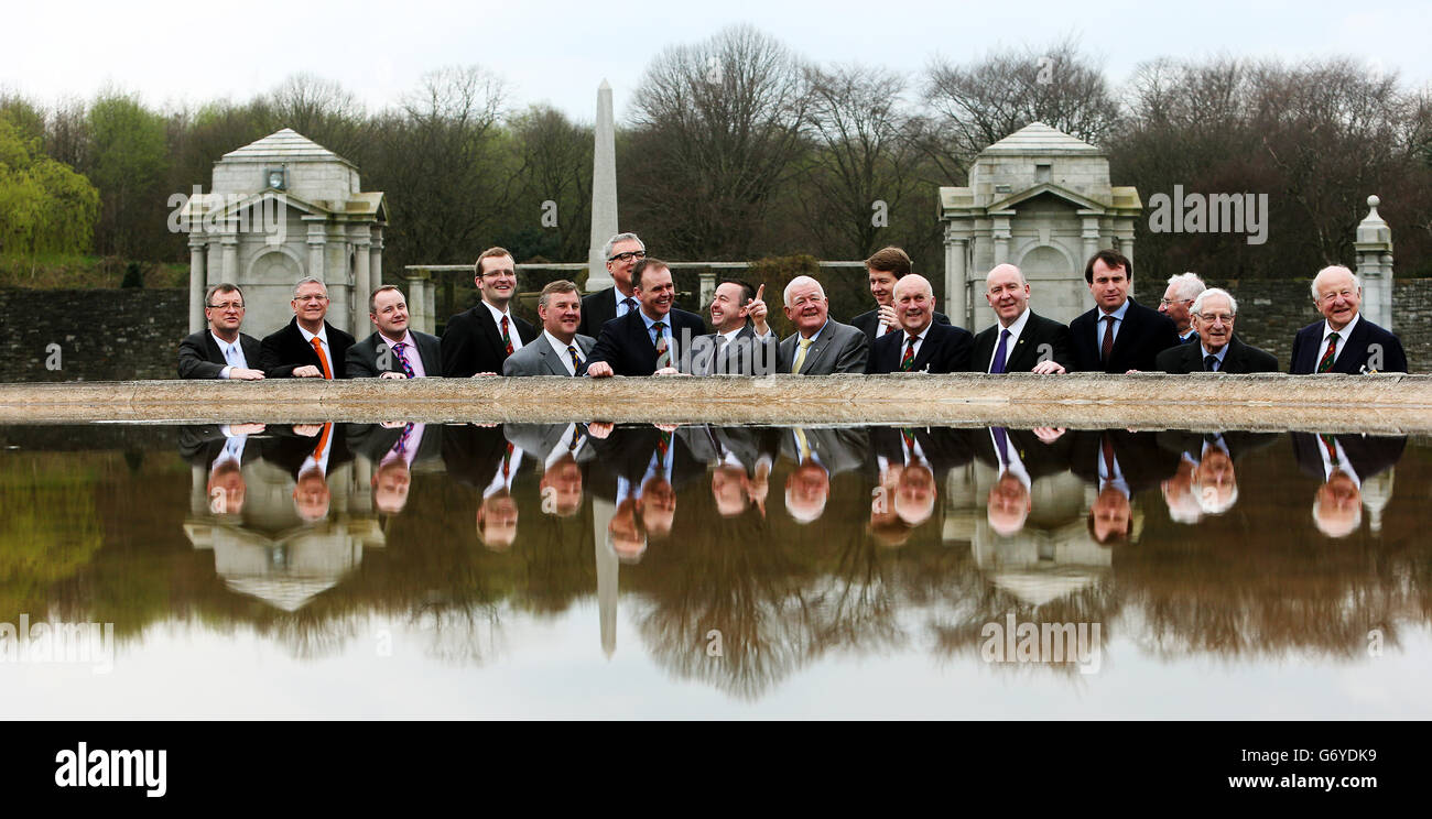 Le ministre d'État du ministère des Finances, Brian Hayes TD, ancien membre du BIPA (au centre), le coprésident irlandais, Joe McHugh TD (à la septième gauche), ainsi que les membres de l'Assemblée parlementaire britannique irlandaise lors d'une visite aux jardins du mémorial national de guerre irlandais, à Islandbridge, à Dublin. Banque D'Images