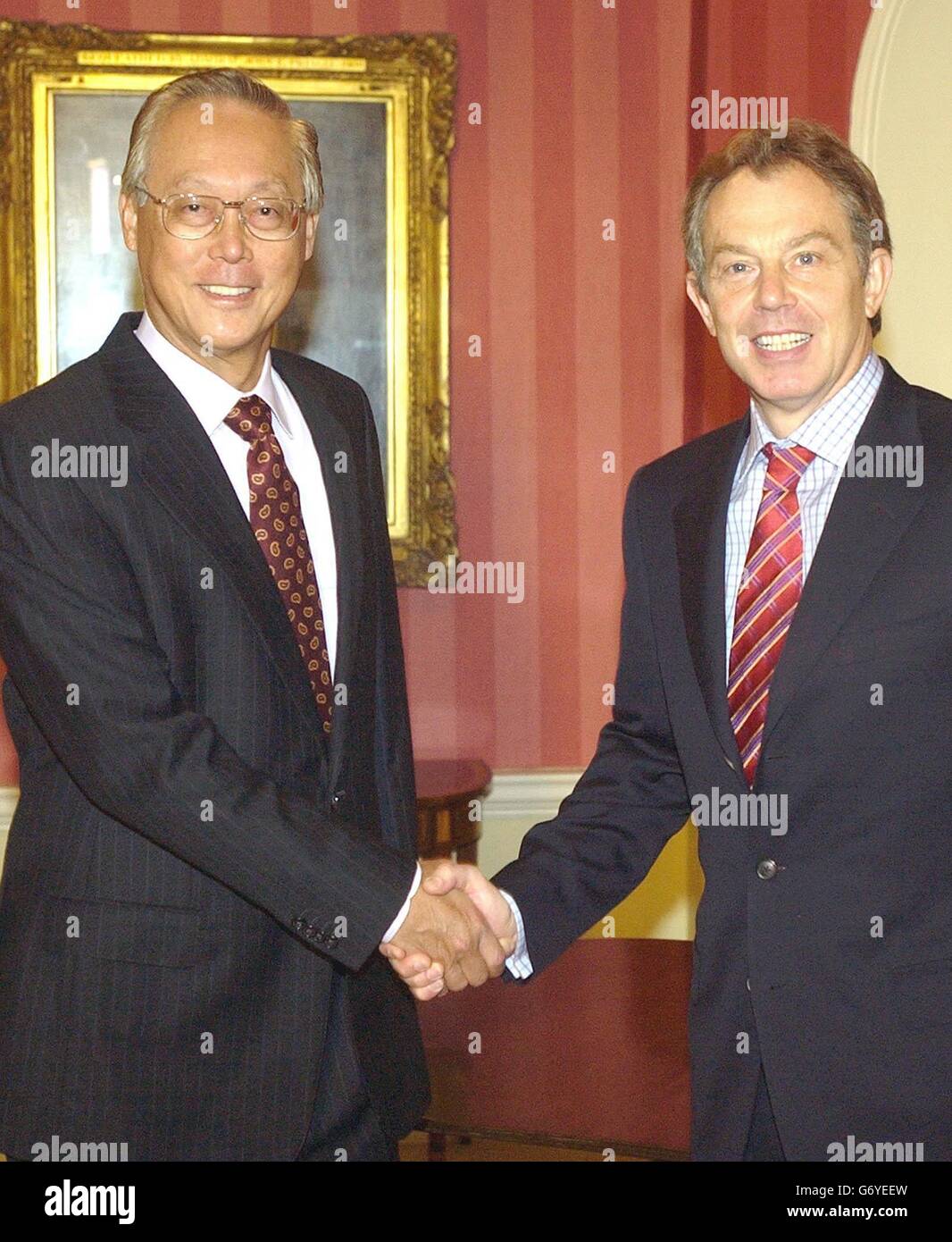 Le Premier ministre britannique Tony Blair, à droite, tremble la main avec le Premier ministre de Singapour Goh Chok Tong dans sa résidence officielle à Downing Street, Londres, avant de parler. Banque D'Images