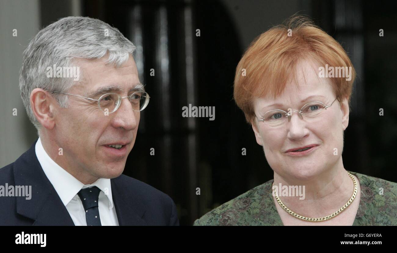 Le secrétaire britannique aux Affaires étrangères Jack Straw (L) salue le président finlandais Tarja Halonen (R) à Londres. Banque D'Images