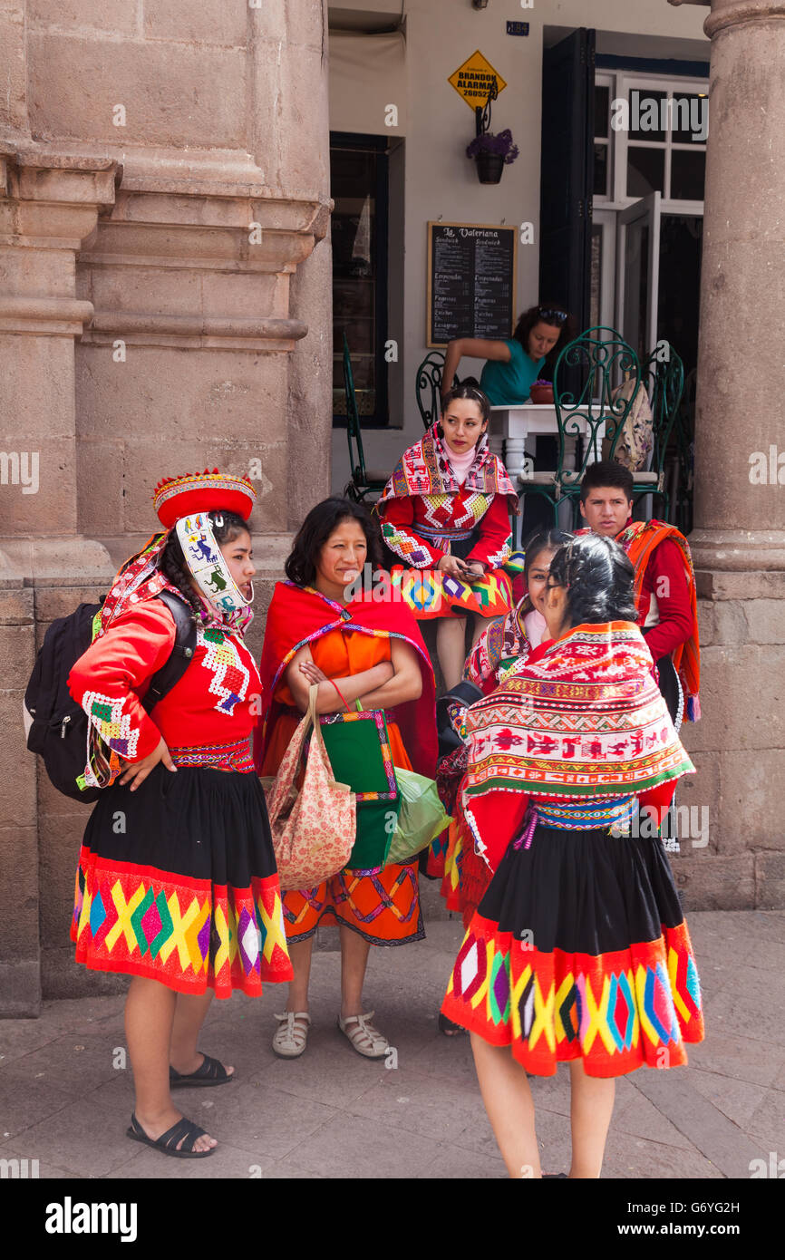 Troupe de danse de l'école couleur attente pour effectuer dans une plaza de Cusco, Pérou Banque D'Images