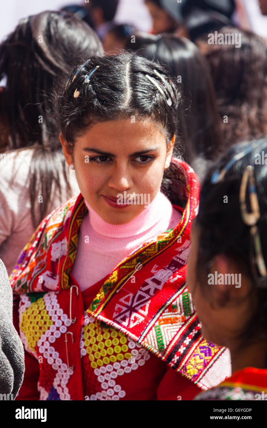 Jeune fille interprète à une troupe de danse culturelle la concurrence dans Cusco, Peru Banque D'Images