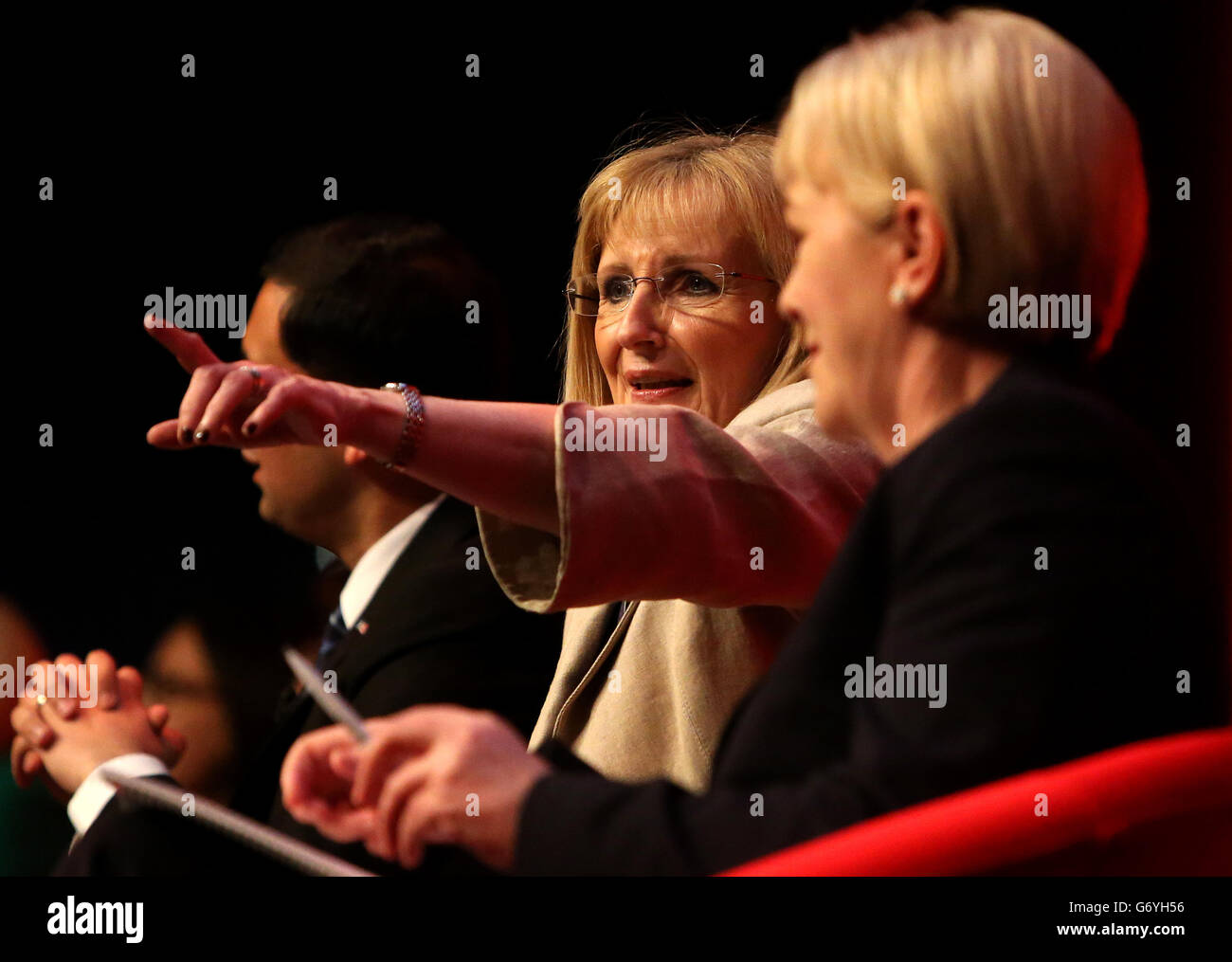 Chef adjoint du Parti travailliste écossais Anas Sarwar, avec la Secrétaire d'État fantôme pour l'Écosse Margaret Curran (au centre) et le chef du Parti travailliste écossais Johann Lamont, lors d'une session de questions-RÉPONSES à la conférence du Parti travailliste écossais à la salle de concert de Perth à Perth. Banque D'Images