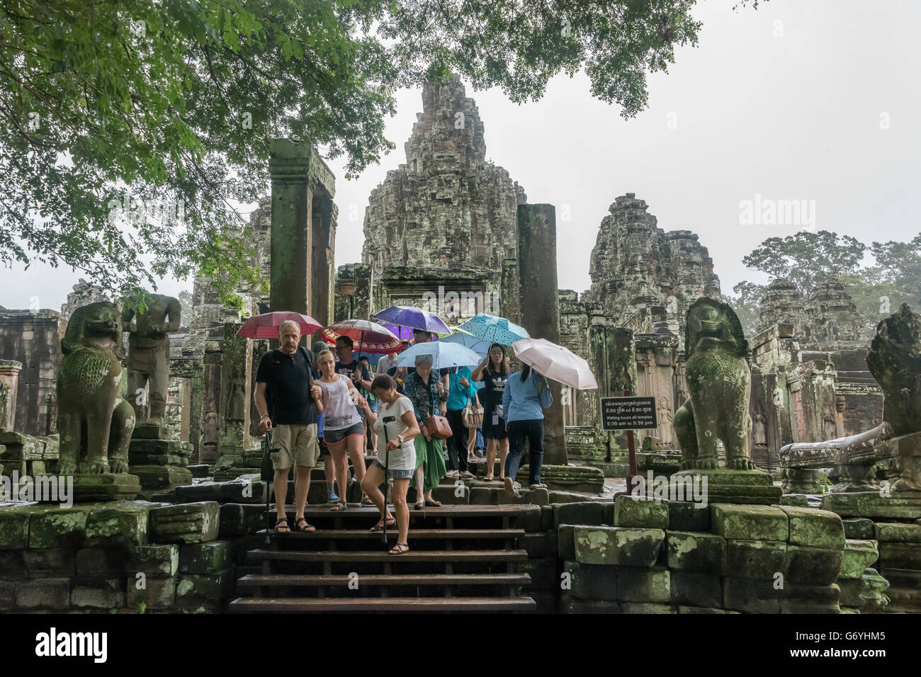 Les touristes sortant de la côté ouest de Prasat du Bayon, Angkor Thom, Siem Reap, Cambodge Banque D'Images