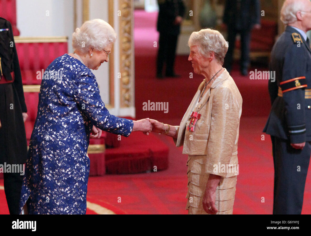 Mme Anne Haydon Jones, de Birmingham, est devenue CBE (commandant de l'ordre de l'Empire britannique) par la reine Elizabeth II au palais de Buckingham, dans le centre de Londres. Banque D'Images