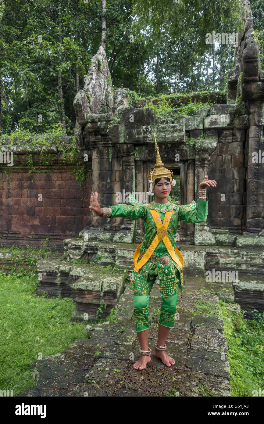 Femme en costume de l'homme rôle Ngoh with hands in position de la feuille, Terrasse des éléphants, angor Thom, Cambodge Banque D'Images