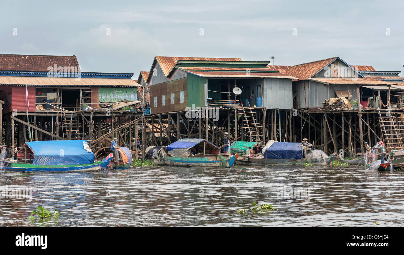 Partie de travail de la réparation d'un long filet de pêche, Tahas River, Kampong Phluk, Cambodge Banque D'Images