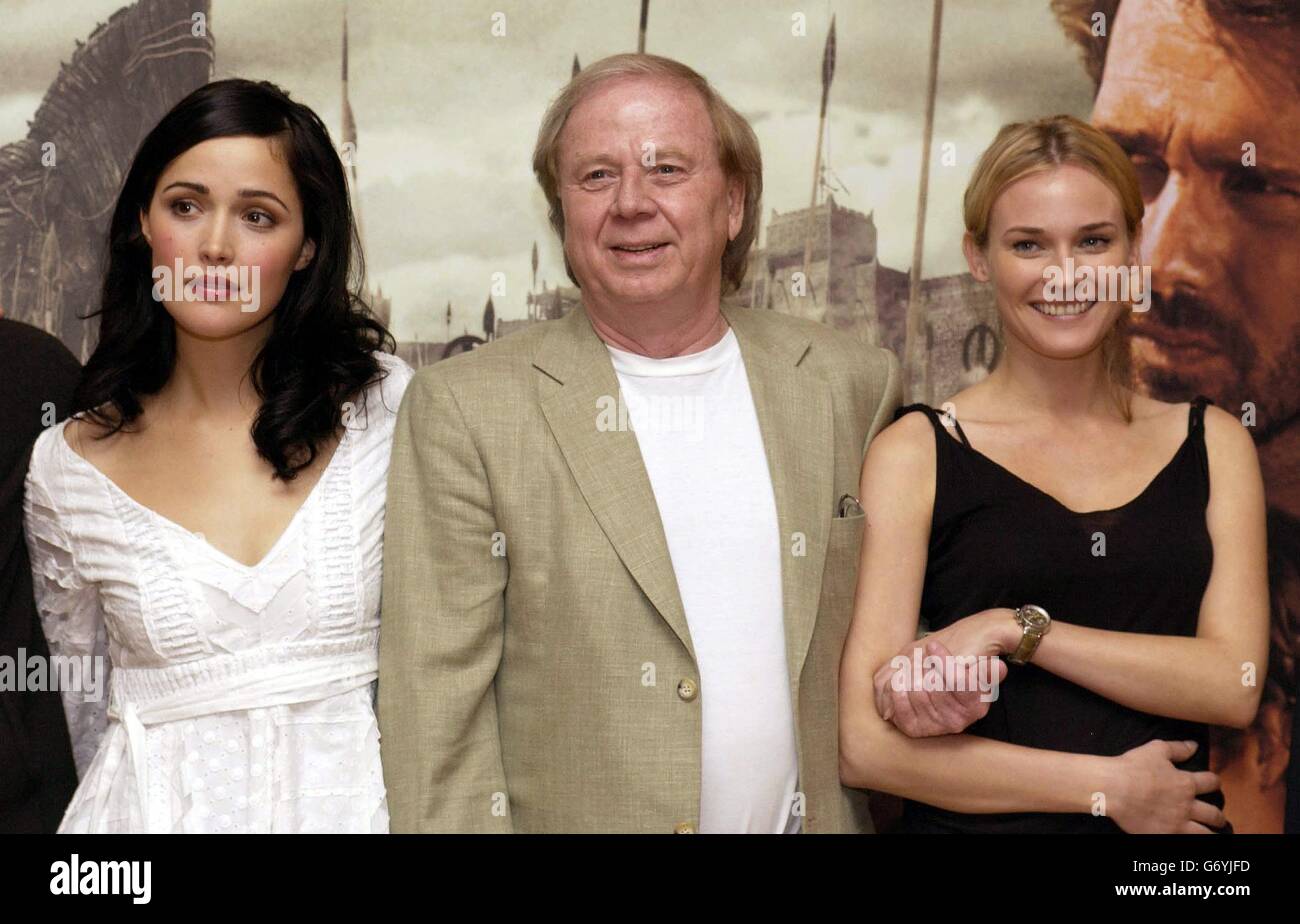 Les acteurs du nouveau film d'aventure épique, Troy, Diane Kruger (à droite) et Rose Byrne, avec le réalisateur Wolfgang Petersen, posent pour les photographes lors d'une séance photo à l'hôtel Dorchester sur Park Lane. Banque D'Images