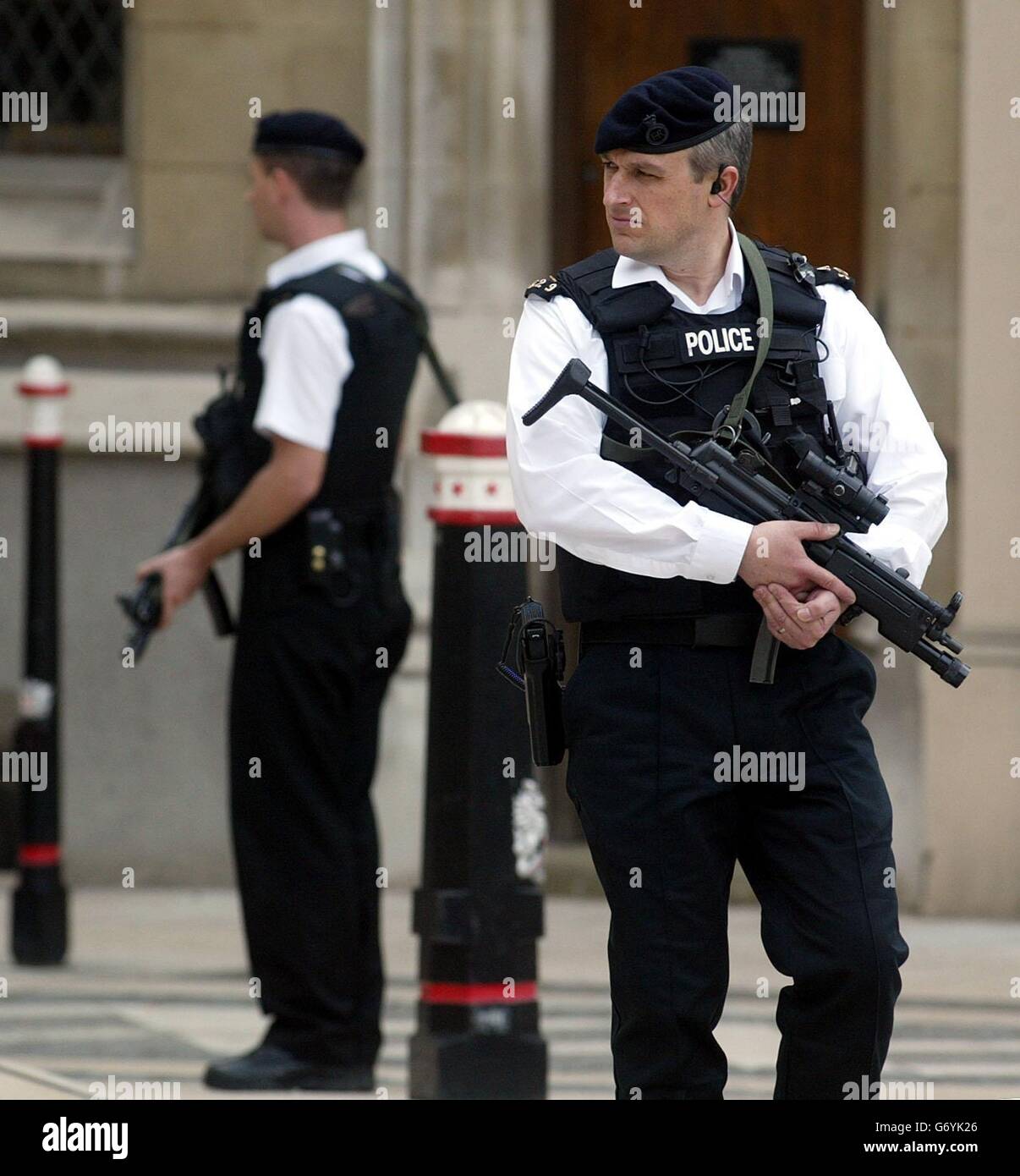 La police armée de fusils automatiques garde la garde d'honneur de l'Artillerie au Guildhall, à Londres, lors de leur visite d'État au Royaume-Uni. Banque D'Images