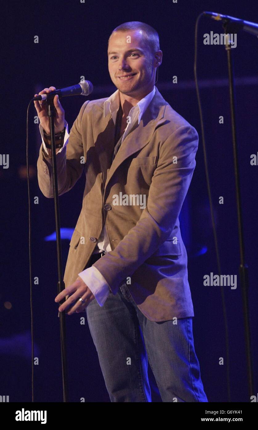Le chanteur Ronan Keating est en scène lors d'un spectacle organisé par le chanteur italien Zucchero en aide au fonds des Nations Unies pour les réfugiés du HCR, tenu au Royal Albert Hall, dans le centre de Londres. Banque D'Images
