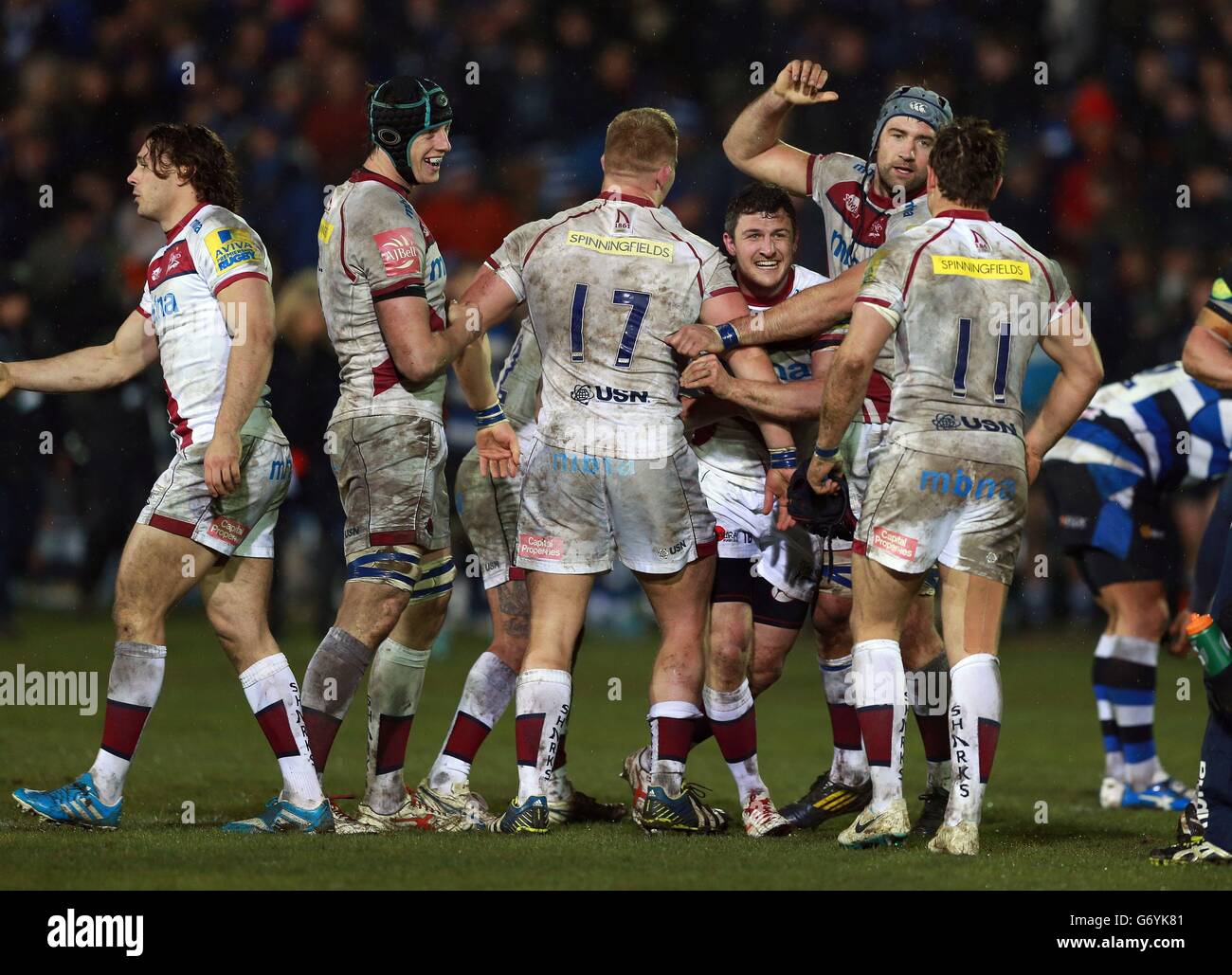 Les joueurs de vente célèbrent leur victoire lors du coup de sifflet final du match Aviva Premiership au terrain de loisirs de Bath. Banque D'Images