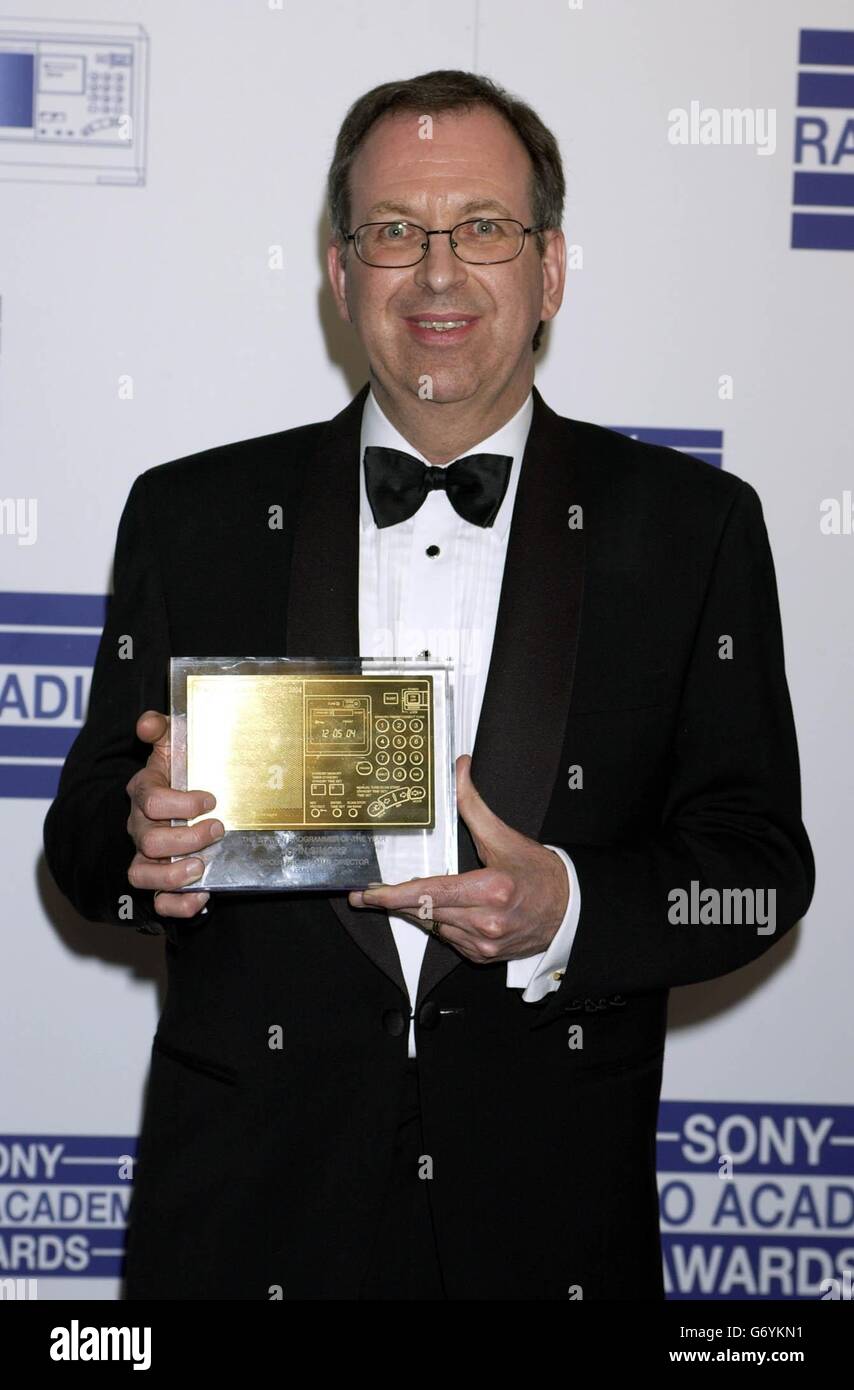 John Simons, de GMG radio, reçoit le prix du programmateur de station de l'année lors des Sony radio Academy Awards 2004, qui se tiennent à l'hôtel Grosvenor House de Park Lane, Londres. Banque D'Images