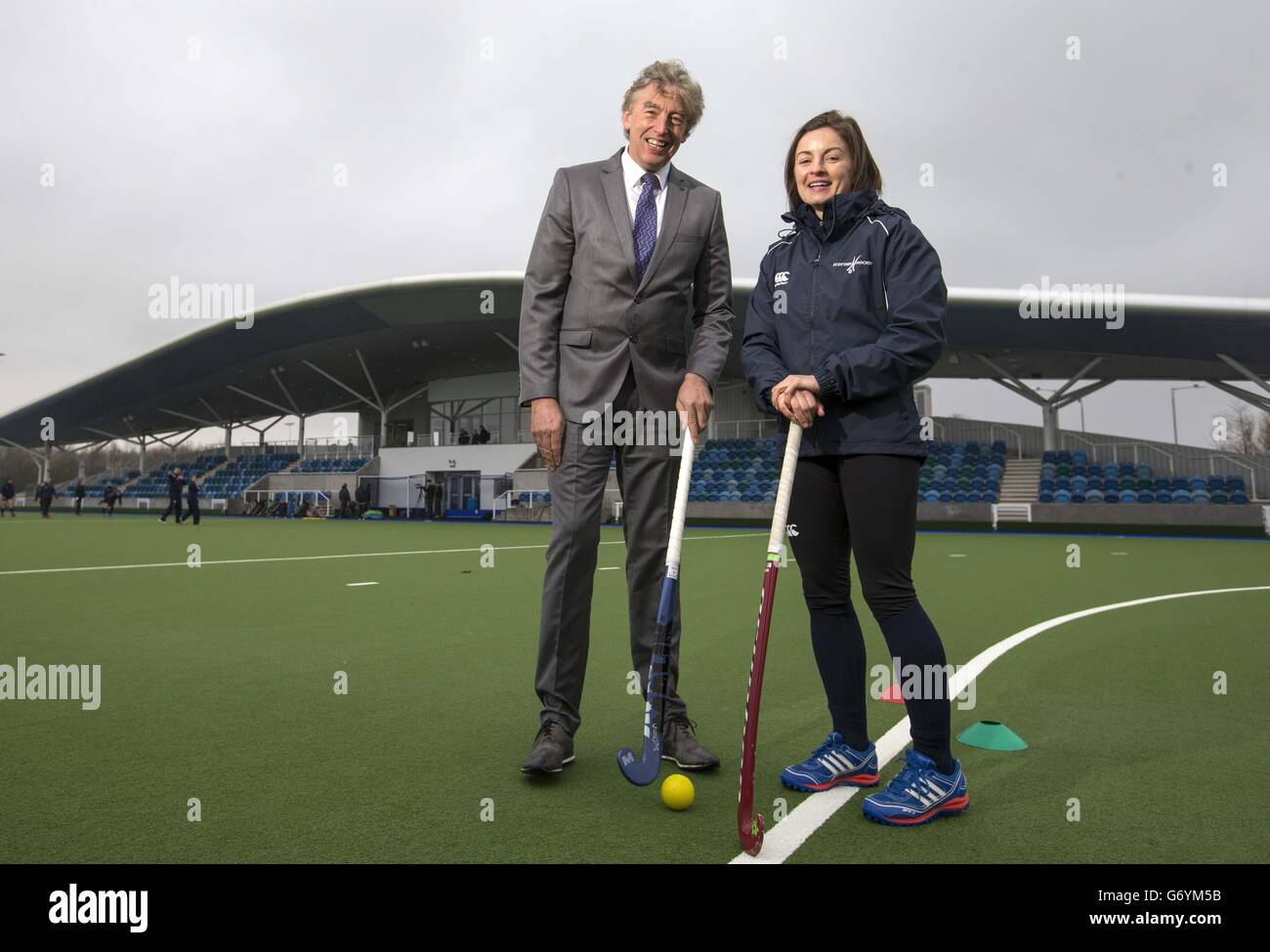 Le directeur de la haute performance Mike Whittingham (à droite) et le capitaine de l'équipe féminine de hockey Linda Clement lors d'une séance photo au Centre national de hockey de Glasgow. Banque D'Images