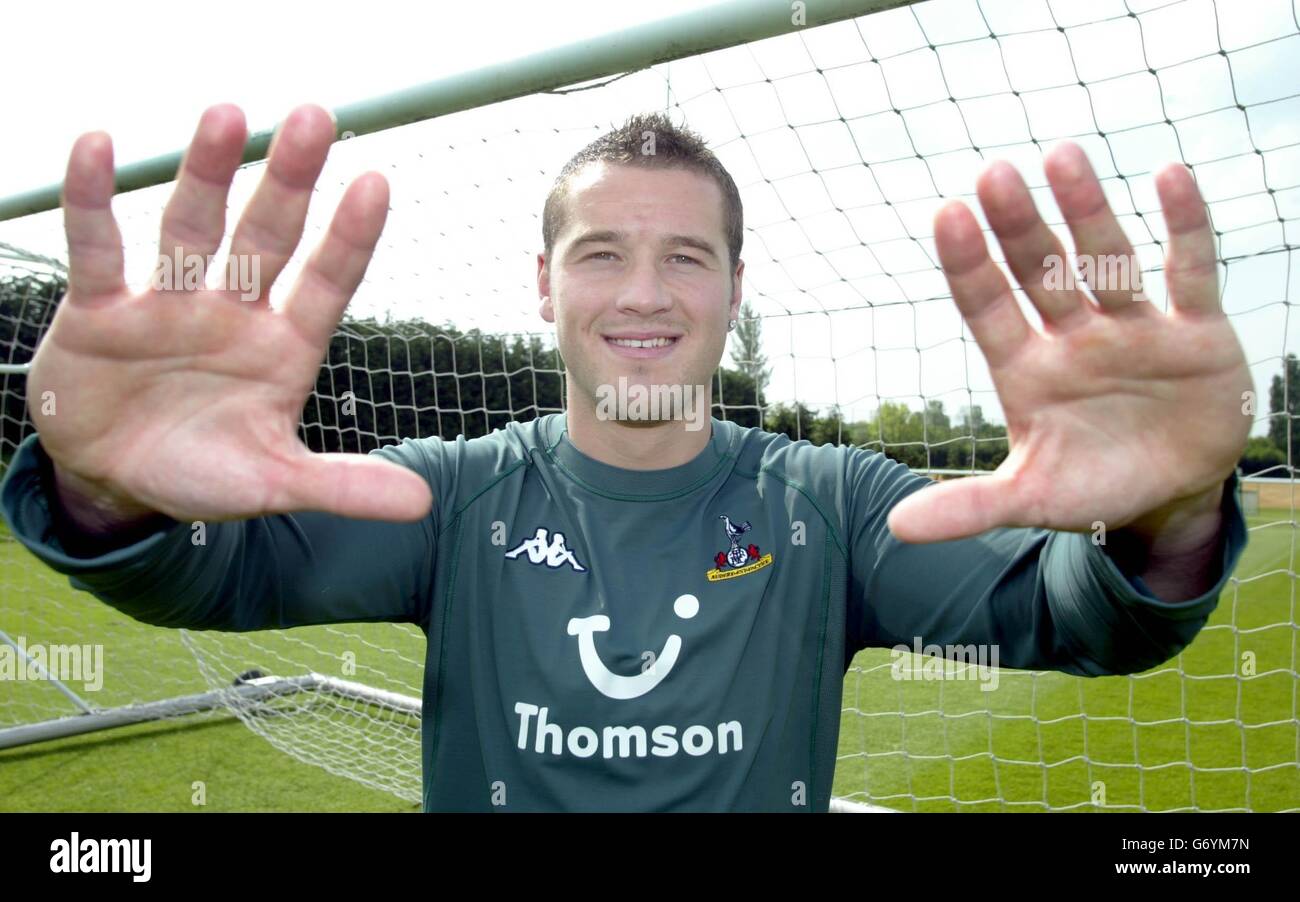 Paul Robinson termine son transfert de 1,5 m de Leeds United à Tottenham Hotspur. Le gardien de but britannique de 24 ans a signé un contrat de quatre ans à White Hart Lane et a déclaré qu'il était temps de poursuivre sa carrière après la relégation de Leeds. Banque D'Images
