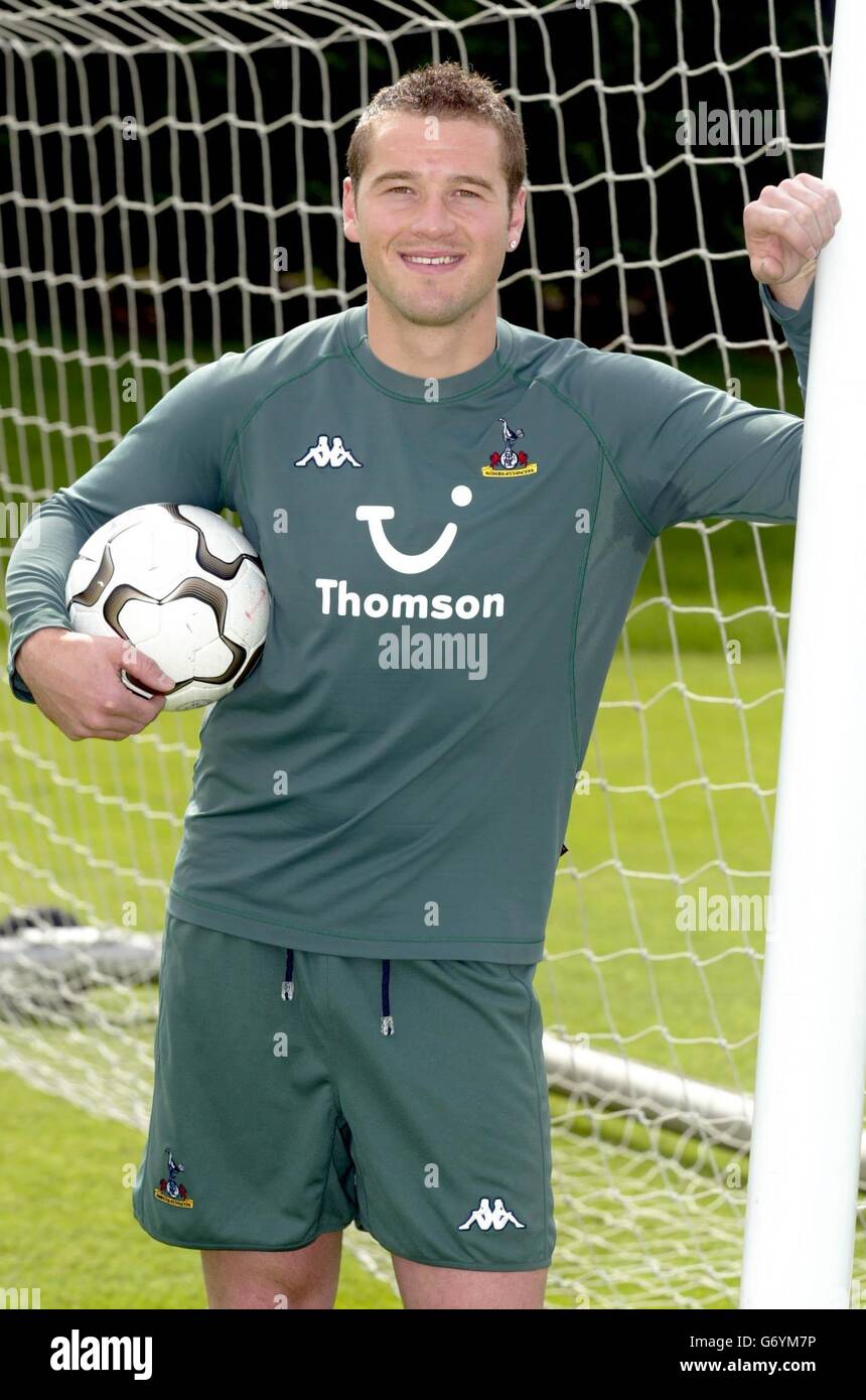 Paul Robinson termine son transfert de 1,5 m de Leeds United à Tottenham Hotspur. Le gardien de but britannique de 24 ans a signé un contrat de quatre ans à White Hart Lane et a déclaré qu'il était temps de poursuivre sa carrière après la relégation de Leeds. Banque D'Images