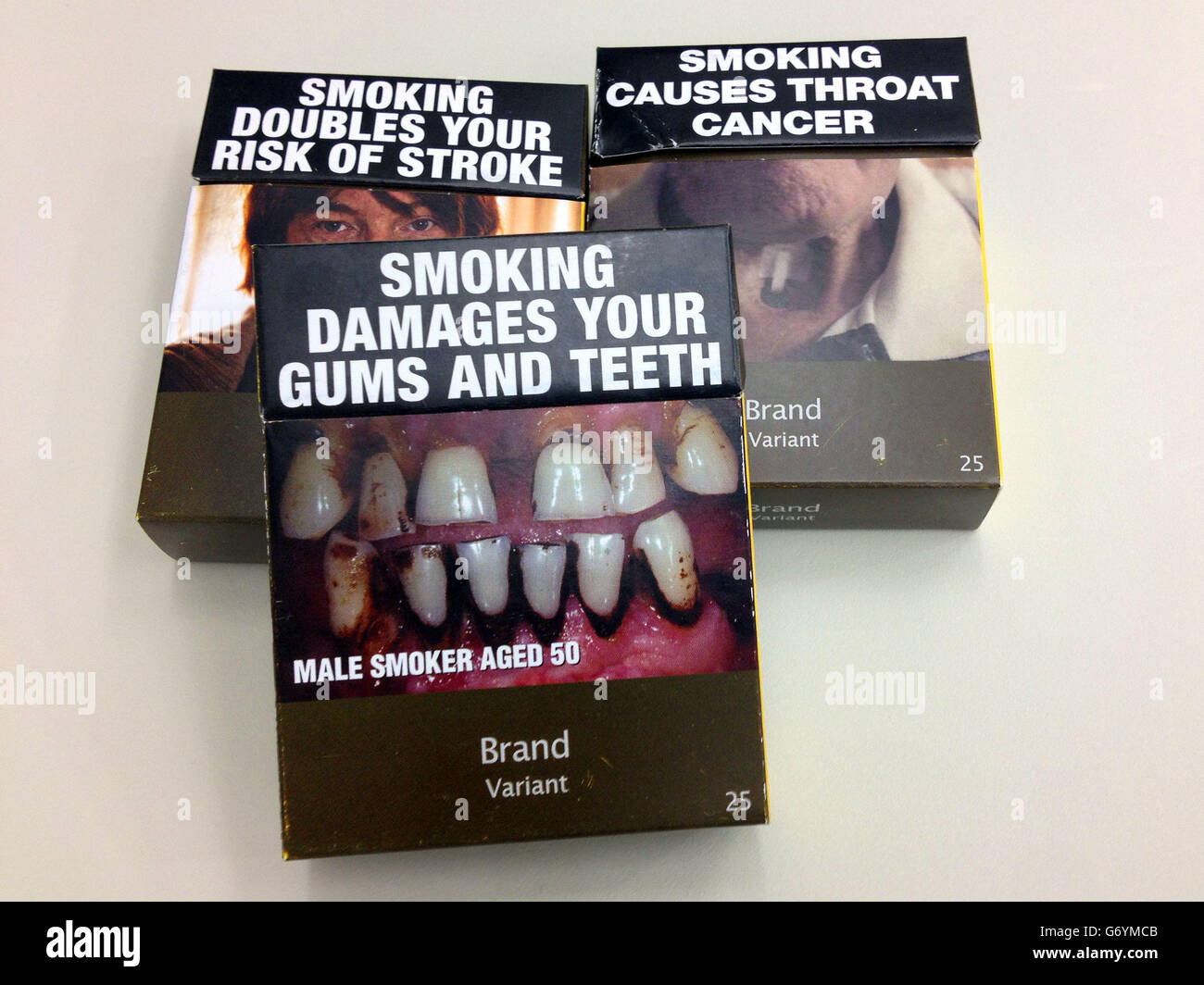 Quelques exemples de paquets de cigarettes normalisés utilisés en Australie,  le ministère de la Santé doit lancer une consultation sur la question de  savoir si les produits du tabac doivent être vendus
