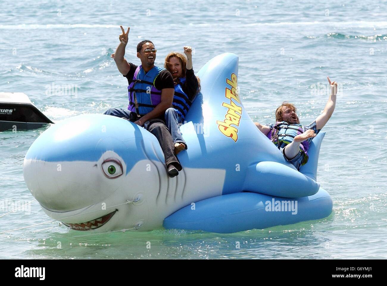 Les acteurs Will Smith (à gauche), Angelina Jolie et Jack Black font le tour d'un requin gonflable lors d'une séance photo pour le nouveau film d'animation Shark Tale, où ils donnent la voix, lors du 57e Festival de Cannes 2004. Banque D'Images