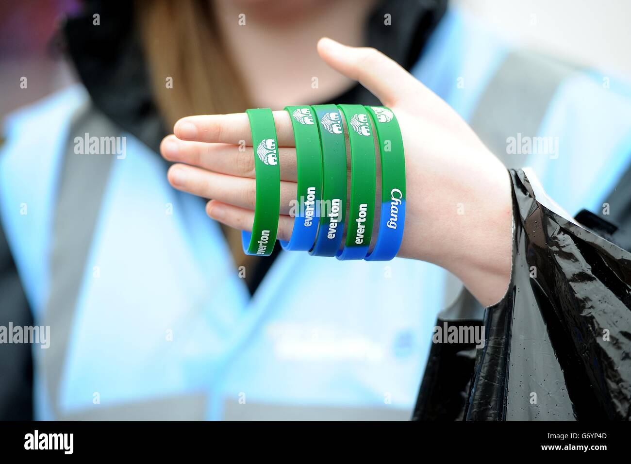 Un membre du personnel tenant des bracelets Chang devant Goodison Park avant le match Banque D'Images