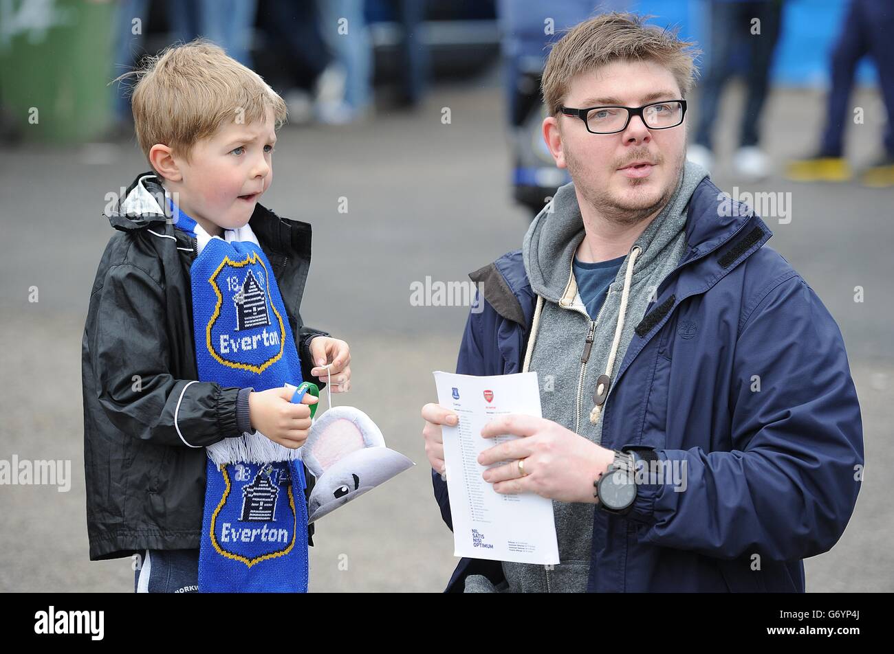 Soccer - Barclays Premier League - Everton / Arsenal - Goodison Park.Un jeune fan d'Everton tenant son masque Chang et son bracelet à l'extérieur de Goodison Park avant le match Banque D'Images