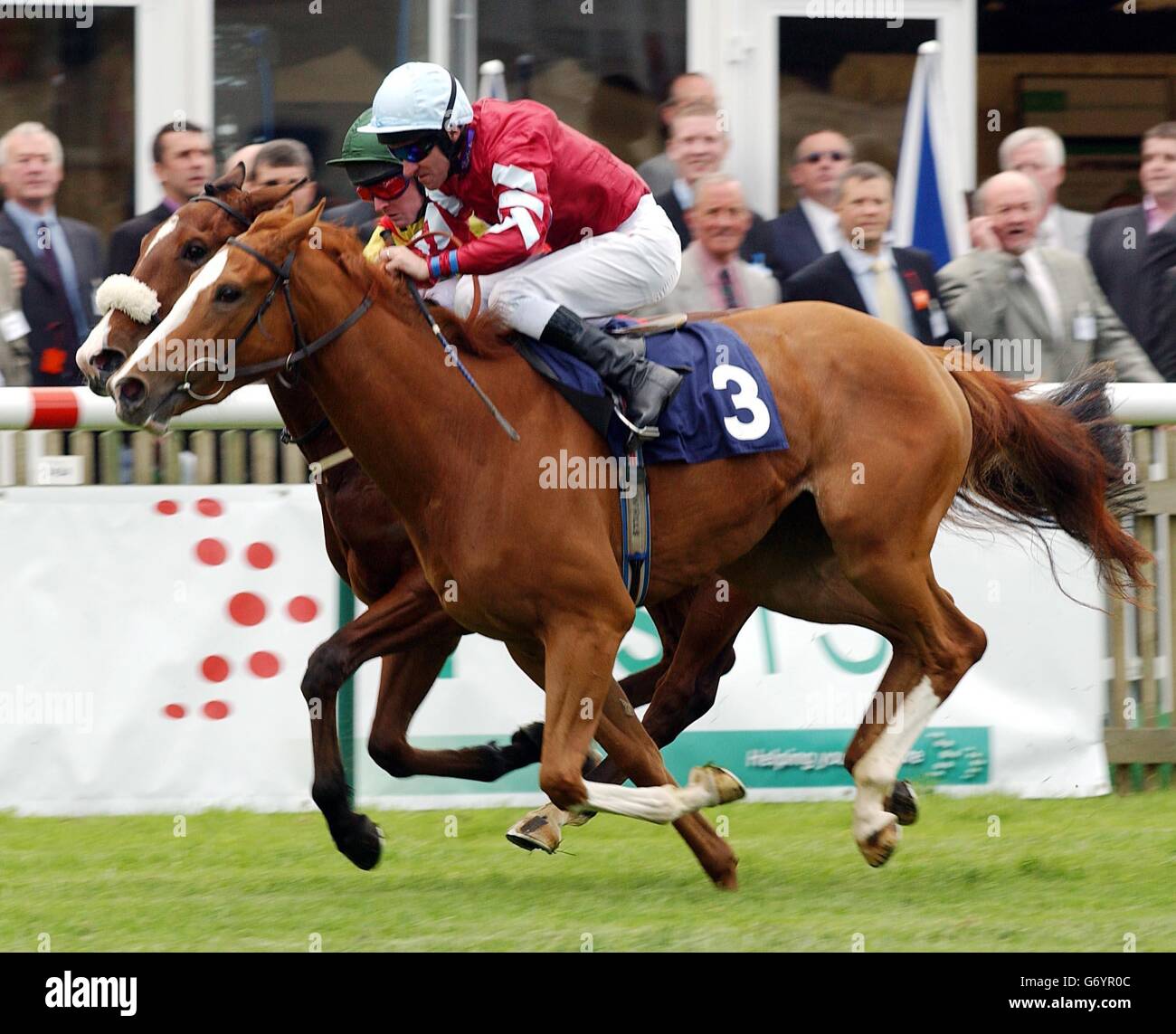 Heres The Plan (Far Side), monté par Patrick McCabe, le gagnant du bon d'appoint de PostTS Vodafone en 2.10, les participations de Maiden Fillies à l'hippodrome de Newmarket à Suffolk se livrent à des batailles pour la ligne avec Richard Hills sur Beautiful Mover (deuxième). Banque D'Images