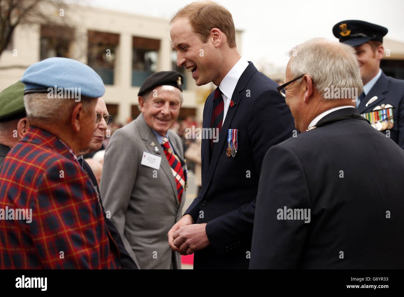 Le duc de Cambridge s'entretient avec des anciens combattants après avoir déposé une couronne, au mémorial de guerre de Seymour Square, dans la ville de Blenheim, en Nouvelle-Zélande. Le couple royal entreprend une visite officielle de 19 jours en Nouvelle-Zélande et en Australie avec son fils George. Banque D'Images