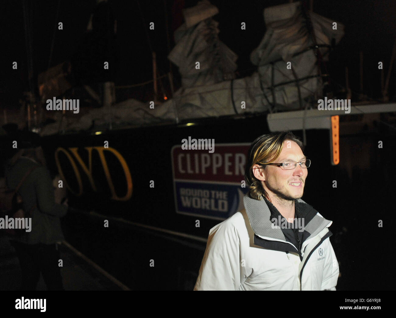 Henri Lloyd Skipper Eric Holden parle lors d'une interview peu après son arrivée à San Francisco, aux États-Unis. Banque D'Images