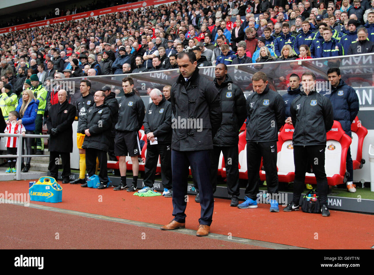 Football - Barclays Premier League - Sunderland / Everton - Stade de lumière.Roberto Martinez, le mageur d'Everton, et le banc d'Everton pendant les minutes de silence au stade de la lumière Banque D'Images