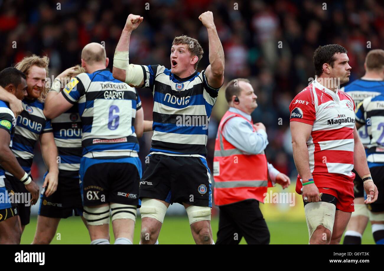 Stuart Hooper, de Bath, célèbre la victoire lors du dernier coup de sifflet du match Aviva Premiership au stade Kingsholm, Gloucester. Banque D'Images