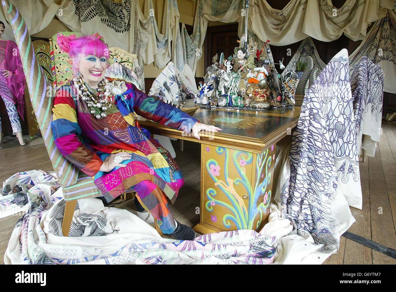 Zandra Rhodes avec son exposition 'Old Dining Room' au Belsay Hall à Nothfrewer. Des expositions d'art de certains des créateurs de mode les plus avant-gardistes, dont Stella McCartney, Paul Smith et Alexander McQueen, ont été dévoilées aujourd'hui. Banque D'Images