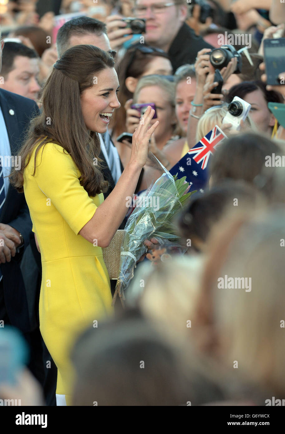 La duchesse de Cambridge rencontre la foule alors qu'elle quitte l'Opéra de Sydney à la suite d'une réception organisée par le gouverneur et premier ministre de la Nouvelle-Galles du Sud au cours du dixième jour de leur tournée officielle en Nouvelle-Zélande et en Australie. Banque D'Images