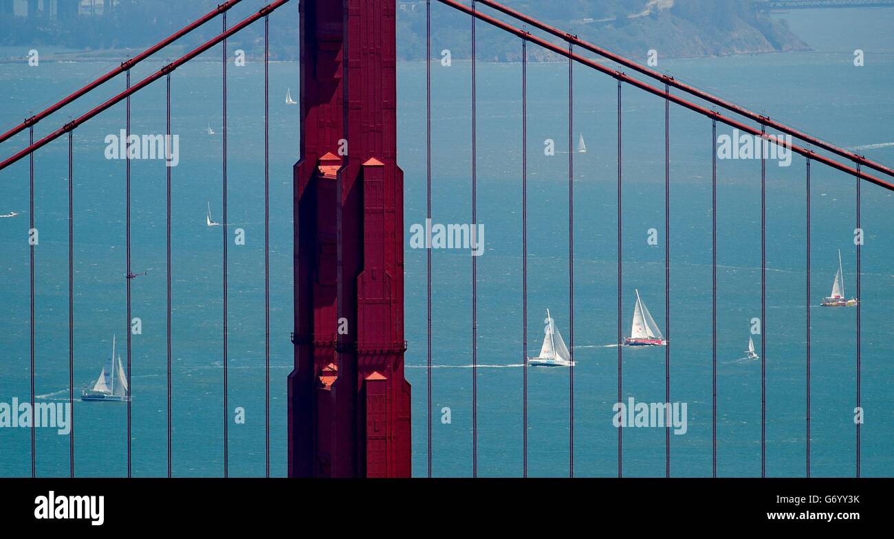 Les concurrents passent le Golden Gate Bridge à San Francisco au début de la course 11 lors de la Clipper Round the World Yacht Race. Banque D'Images