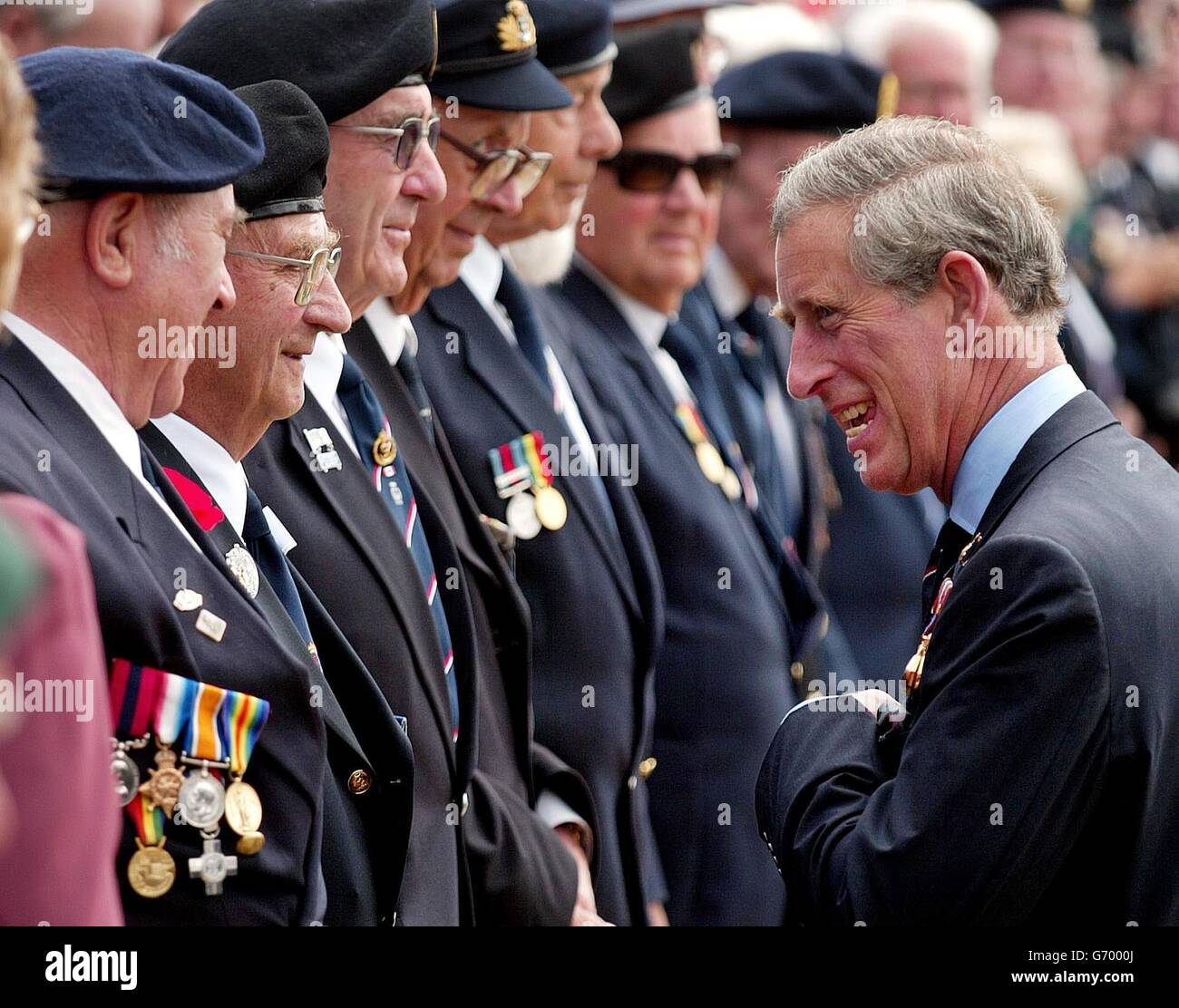 Le Prince de Galles rencontre des anciens combattants de la Marine royale à Ouistreham, en Normandie, au cours d'un week-end de services commémorant le 60e anniversaire de l'invasion du jour J en 1944. Banque D'Images