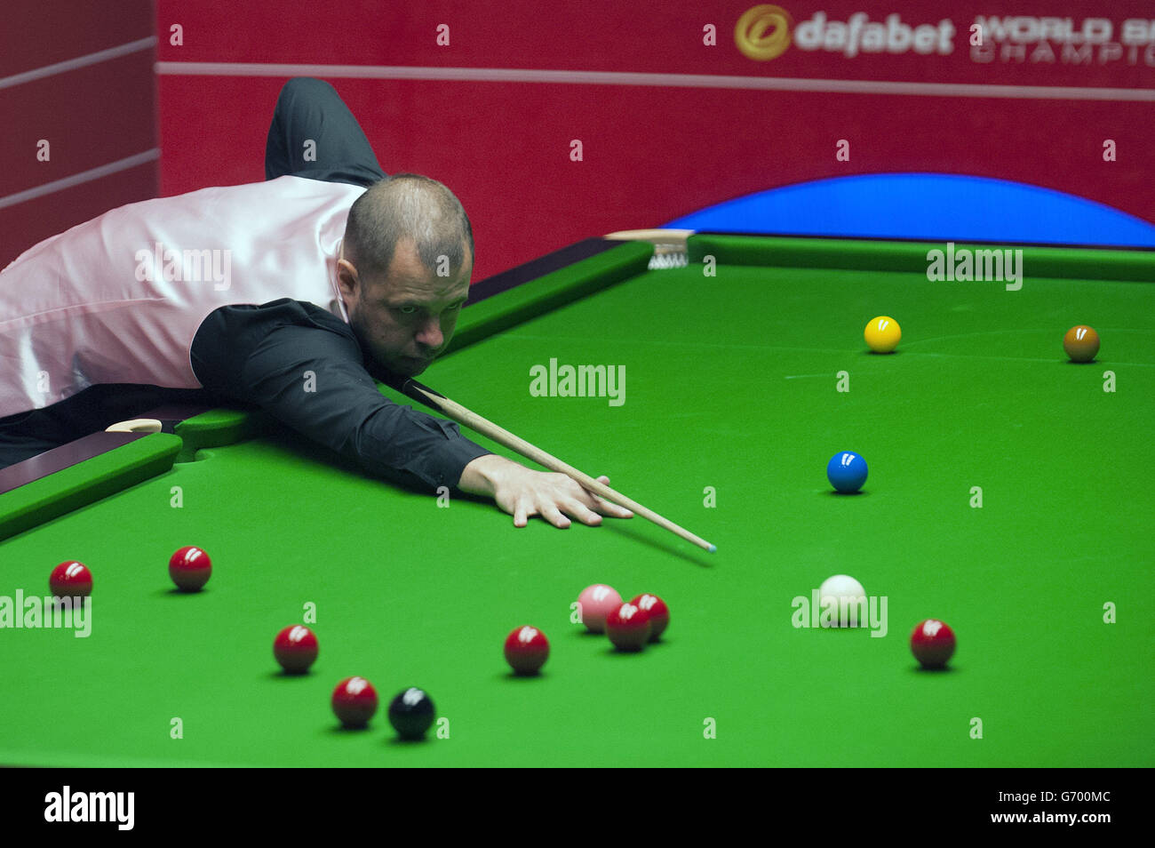 Barry Hawkins en action pendant son match contre David Gilbert lors des Championnats du monde de snooker de Dafabet au Crucible, Sheffield. Banque D'Images