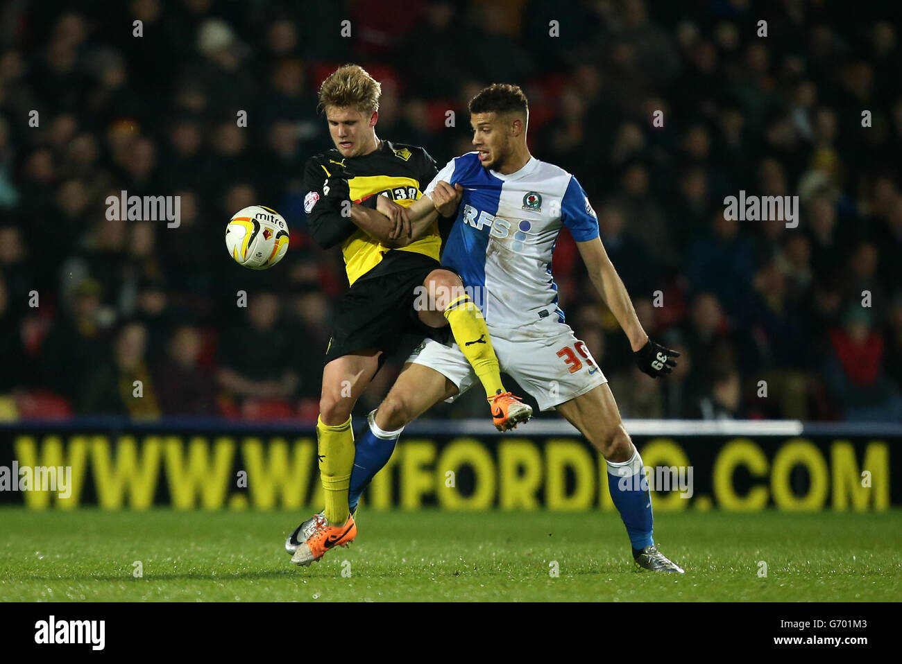 Alexander Merkel de Watford, (à gauche) batailles pour la possession du ballon avec Rudy Gestede de Blackburn Rovers, (à droite) Banque D'Images