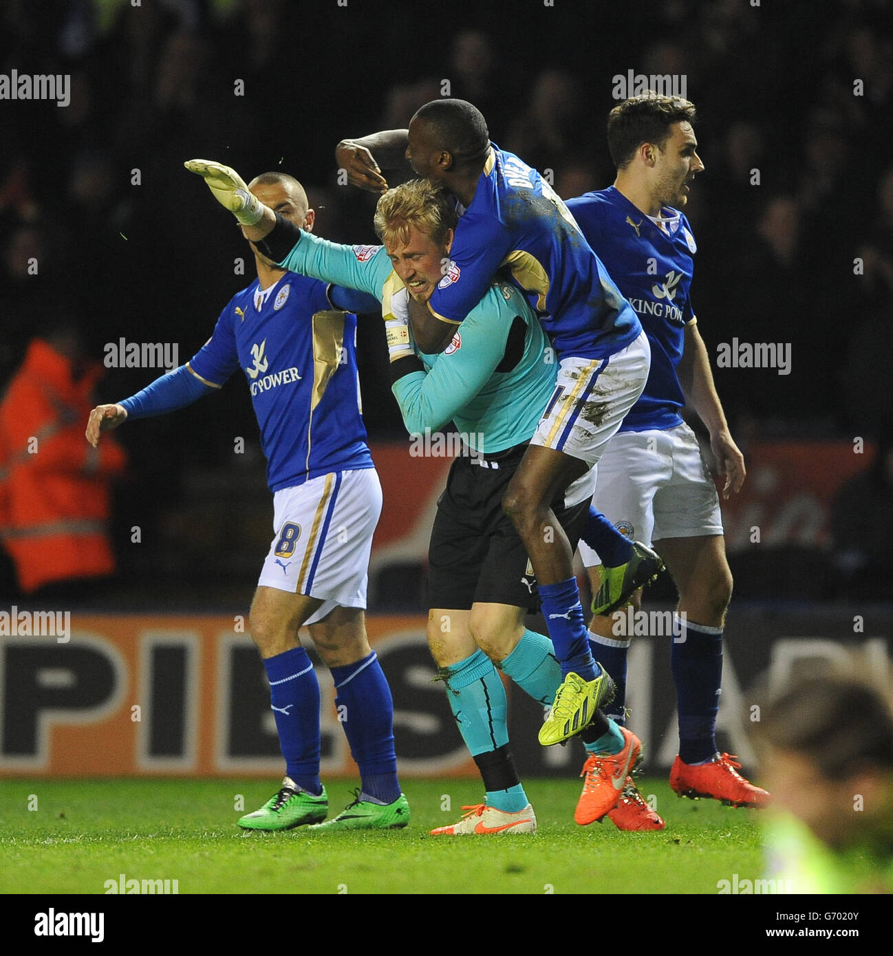 Kasper Schmeichel de Leicester City (à gauche) et Lloyd Dyer (à droite) célèbrent après que Chris Wood (hors image) ait marqué le but égalisateur contre Yeovil Town lors du match de championnat Sky Bet au King Power Stadium, Leicester . Banque D'Images