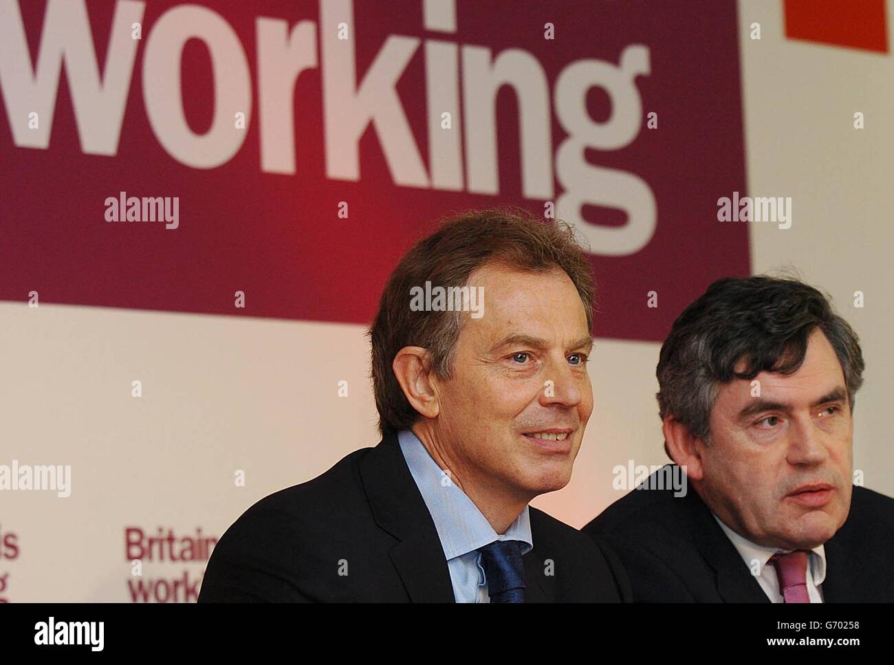Le Premier ministre Tony Blair (à gauche) avec le chancelier Gordon Brown lors du lancement de la campagne électorale locale du Parti travailliste à Leeds, dans le West Yorkshire. Le premier ministre et la chancelière se sont associés pour souligner le bilan économique des travaillistes, avertissant les électeurs de ne pas laisser les conservateurs « l'anéantir à nouveau ». Le premier ministre a déclaré que la force économique avait permis des investissements records dans le NHS, les écoles et les services de police. Banque D'Images