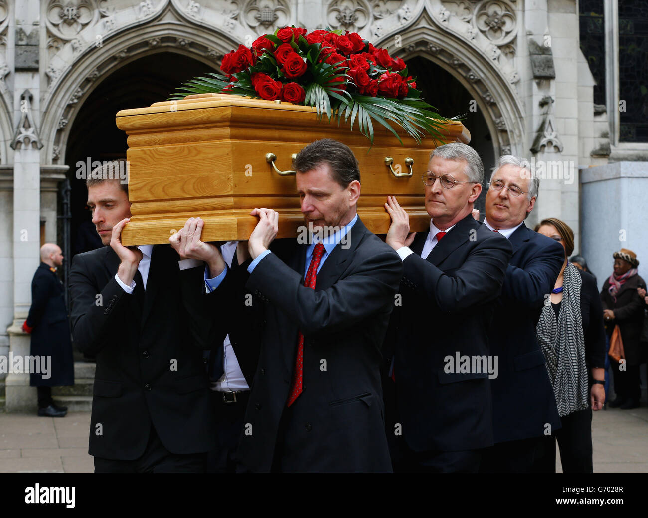 Le cercueil de Tony Benn, porté par des membres de sa famille, y compris son fils Hilary (au centre à droite), quitte l'église St Margare, Westminster, centre de Londres. Banque D'Images