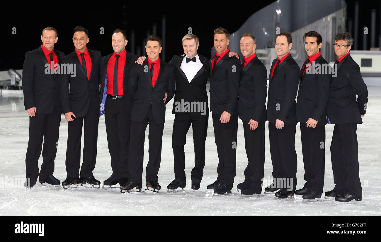 Danse sur glace des patineurs masculins pendant un photocall pour la danse sur glace la visite finale qui a eu lieu à la Phones4u Arena, Manchester. Banque D'Images