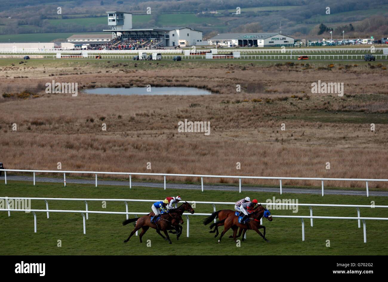 Ifyyouthinkso criblé par Nick Scholfield mène le terrain dans le Walters UK handicap haies à Ffos Las Racecourse. Banque D'Images