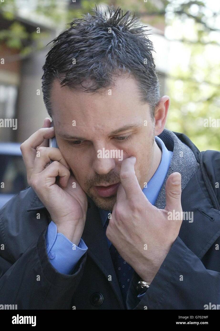 Chris Henderson, diplomate britannique qui a travaillé au Haut-commissariat du Malawi, quitte la cour de la Couronne de Teeside, le jeudi 6 mai 2004, où Feston Konzani est accusé d'avoir sciemment infecté quatre femmes atteintes du virus du VIH potentiellement mortel.La cour a entendu que Konazi, un demandeur d'asile africain de 28 ans, avait une relation homosexuelle avec le diplomate. Banque D'Images