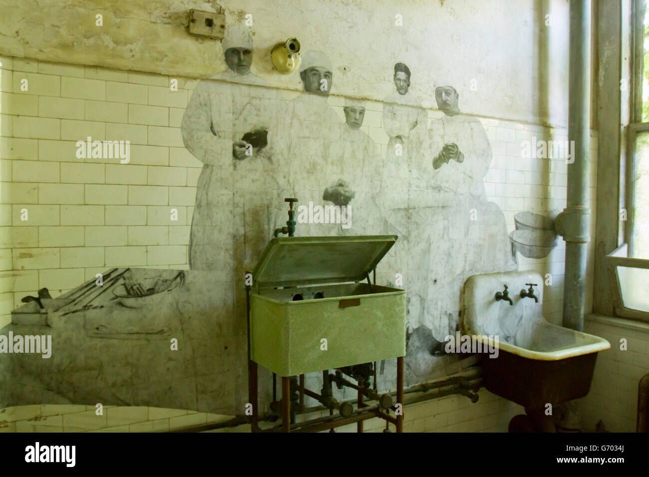 Ellis Island, New Jersey, USA - Le 18 juin 2016 : Vintage photo superposée à l'équipe chirurgicale en chirurgie autoclave mur au-dessus de gagner Banque D'Images