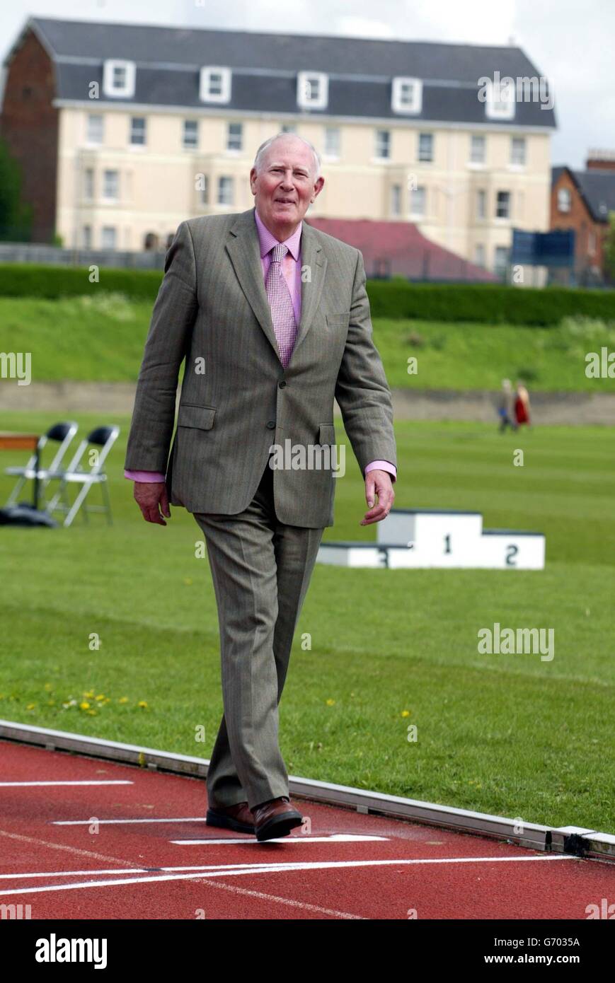 Sir Roger Bannister revient au terrain de sport d'Iffley Road à Oxford, pour célébrer le 50e anniversaire de son premier mille-de-quatre minutes historique.Sir Roger était un étudiant en médecine de 25 ans lorsqu'il a enregistré un temps de 3 minutes 59.4 secondes pour le Mile le 6 1954 mai. Banque D'Images