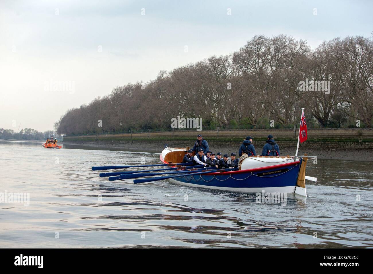 Les membres de l'équipe d'aviron de Grande-Bretagne se sont joints à l'équipage de la Royal National Lifeboat institution (RNLI) pour se diriger à 733 mètres le long de la Tamise vers Hammersmith dans un bateau de sauvetage RNLI original de 100 ans appelé William Riley. Départ de l'Université Stone à Putney, à l'ouest de Londres, qui est le début officiel de la course de Cambridge et d'Oxford Boat. L'équipage a ramé la distance pour promouvoir la prochaine course de bateau alternatif qui aura lieu le 6 avril où 250 bateaux de sauvetage miniatures prendront à la Tamise dans une course pour sensibiliser la population à la RNLI sur la Tamise. Banque D'Images