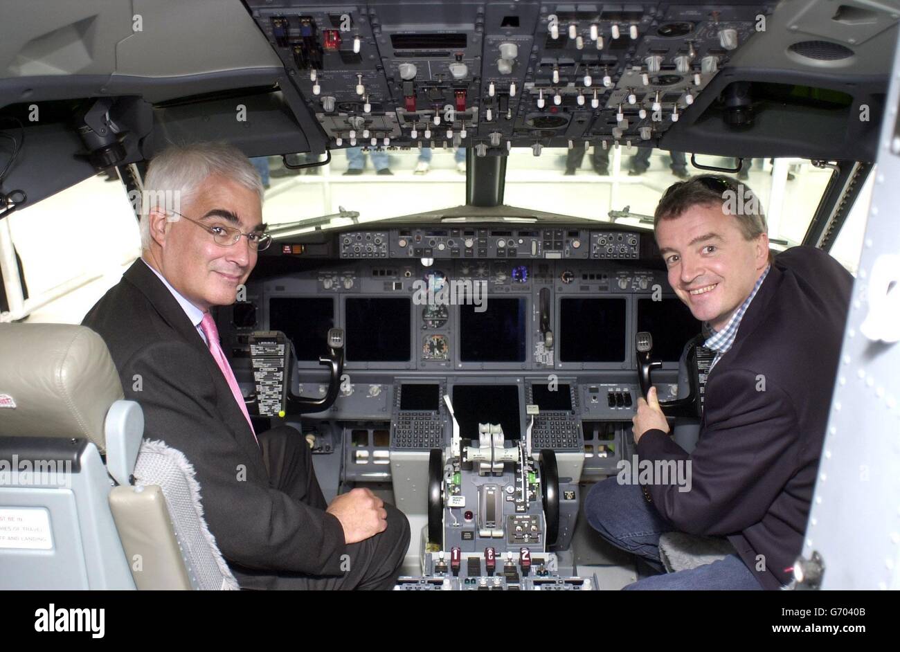 Michael O'Leary, chef de la direction de Ryanair (à droite), siège avec le secrétaire des Transports Alistair Darling dans le poste de pilotage d'un avion Ryanair 737 à l'ouverture d'un hangar d'entretien de 10 millions à l'aéroport Prestwick à Ayrshire, qui emploiera éventuellement 200 employés.Mais la compagnie aérienne a menacé de retirer ses futurs investissements de l'aéroport après avoir reçu une facture de tarifs pour 110,000 du conseil local. Banque D'Images