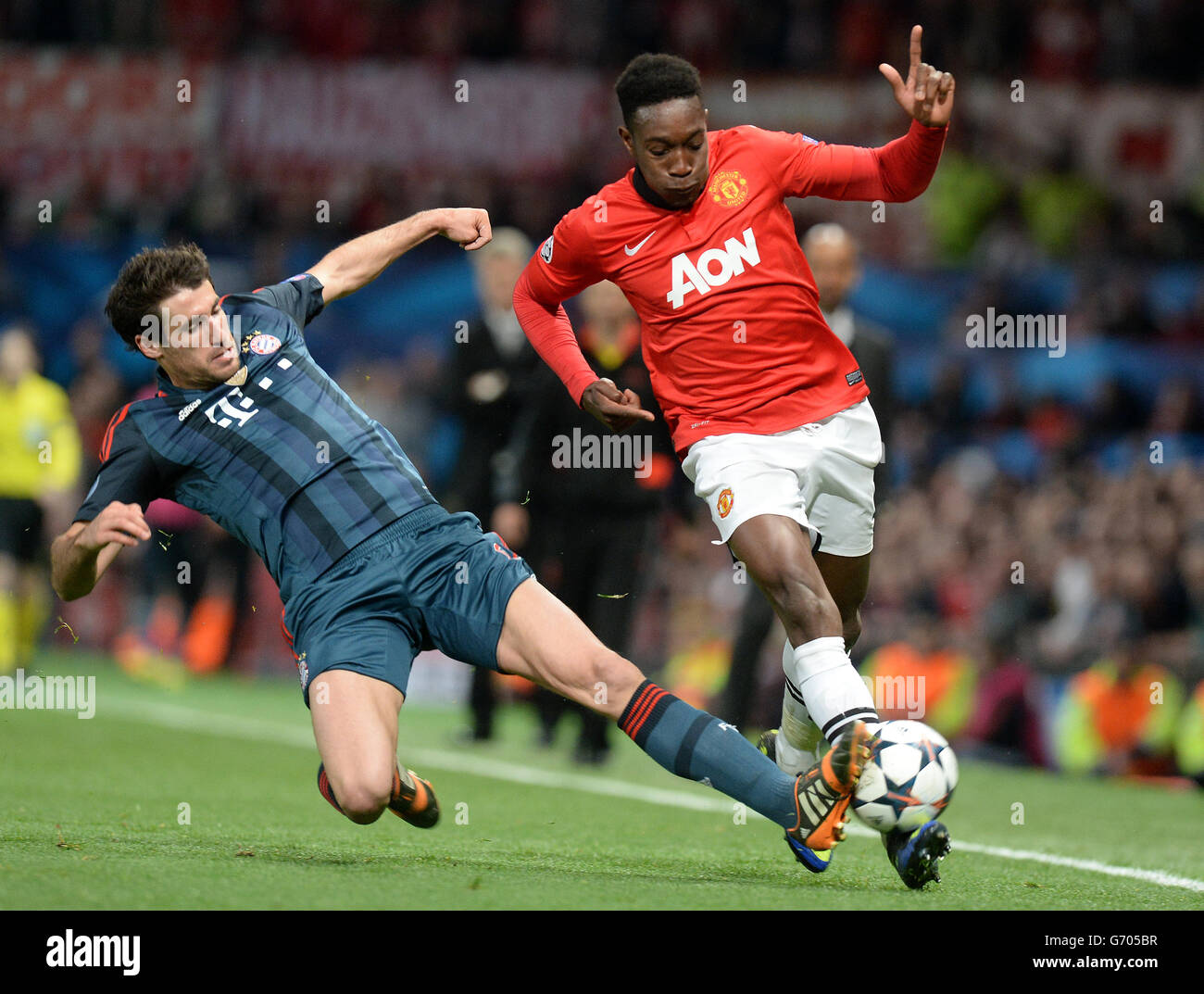 Danny Welbeck de Manchester United (à droite) lutte pour le ballon avec Javi Martinez du Bayern Munich lors du match de finale du quartier de la Ligue des champions de l'UEFA Old Trafford, Manchester. Banque D'Images