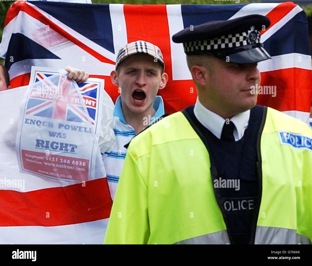 Une manifestation des partisans du Front national près de la réunion de prière régulière du vendredi de l'imam musulman radical Abu Hamza devant la mosquée du parc de Finsbury, dans le nord de Londres. Hamza a déclaré que les soldats de la coalition impliqués dans la torture des prisonniers iraquiens sont des 'mauvais peuple satanique' et a ajouté, 'tuer, c'est mieux que la torture'. Banque D'Images