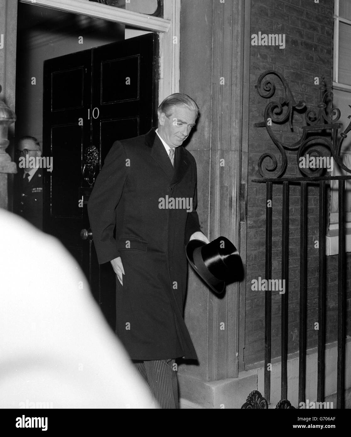 Le Premier ministre britannique Sir Anthony Eden (Lord Avon) quitte le 10 Downing Street pour présenter sa démission à la Reine au Palais de Buckingham. Banque D'Images