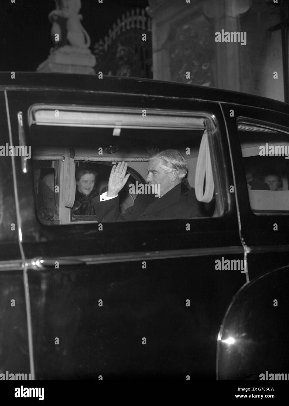 Le Premier ministre britannique, Sir Anthony Eden (Lord Avon), quitte la rue Downing no 10 pour remettre sa démission à la Reine du Palais de Buckingham. Banque D'Images