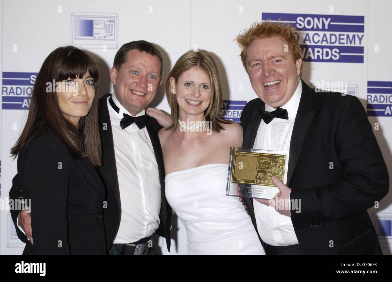 Claudia Winkleman remet à One radio le « information Award for Life Matters » lors des Sony radio Academy Awards 2004, qui se tiennent à l'hôtel Grosvenor House de Park Lane, Londres. Banque D'Images