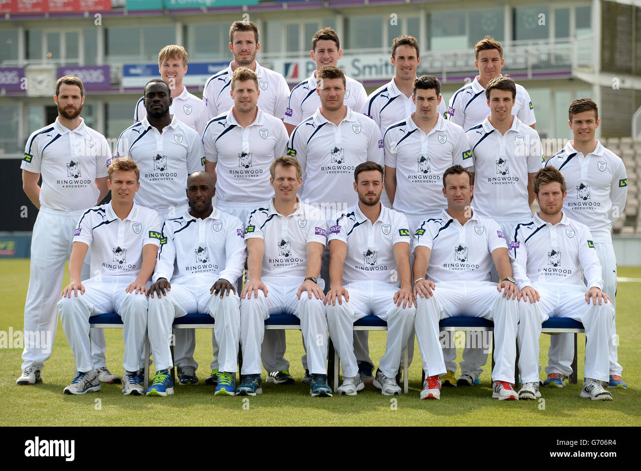 Groupe de l'équipe de cricket du comté du Hampshire (rangée arrière de gauche à droite) Adam Wheater, Joe Gatting, Sean Terry, Will Smith et Michael Bates (rangée du milieu de gauche à droite) James Tomlinson, Ruel Brathwaite, David Balcombe, Matt Coles, Chris Wood, Tom Barber et Lewis McManus (première rangée de gauche à droite) Daniel Briggs, Michael Carberry, capitaine James Adams, James Vince, Sean Irvine et Liam Dawson Banque D'Images